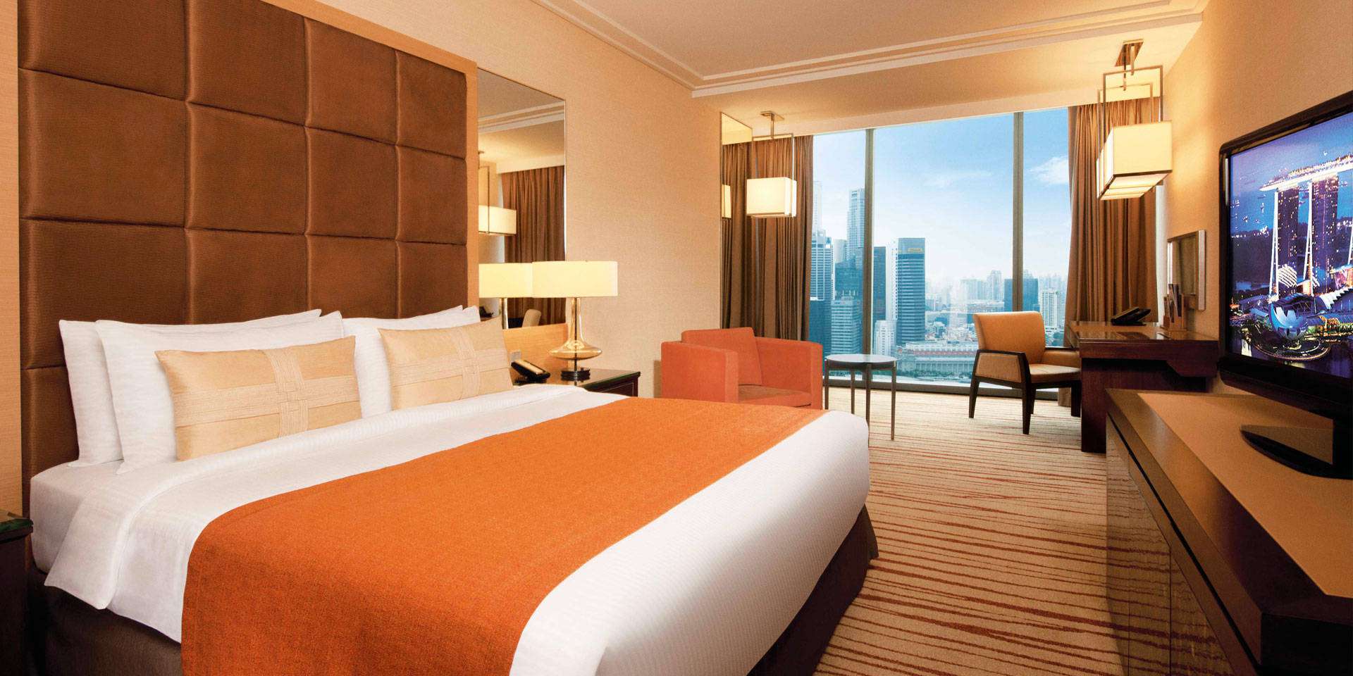 新加坡滨海湾金沙酒店尊贵客房，大床与城市景观